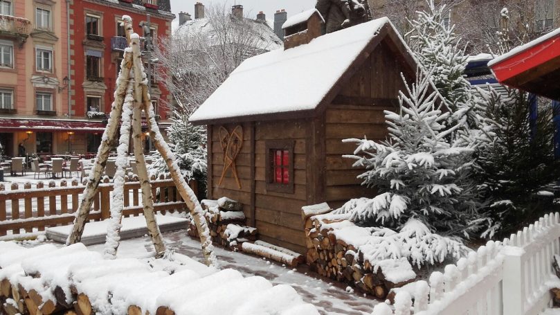 cabane à sucre et tire sur neige